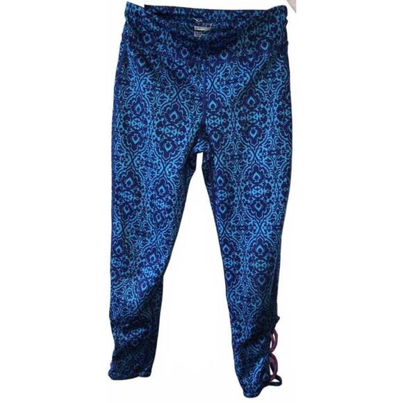 Old Navy Active Go-Dry Capris - Size XL  girls with Unique Design - Picture 1 of 4